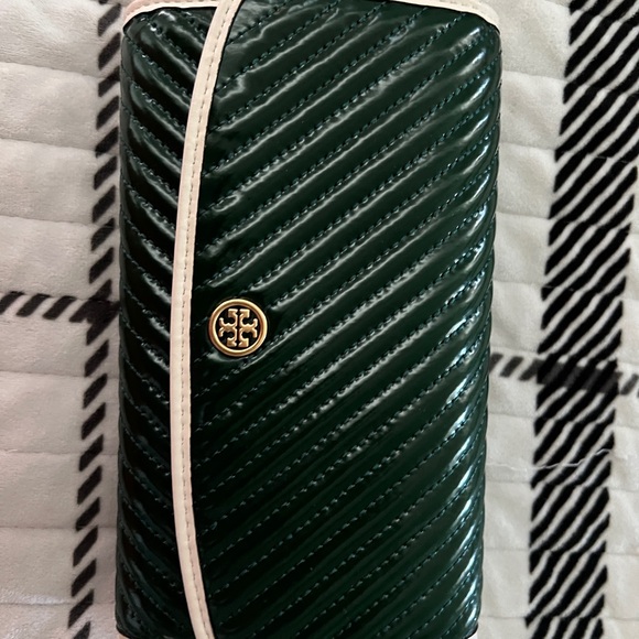Tory Burch Robinson Patent Quilted Dark Green Quilted Wallet with strap - Picture 1 of 4